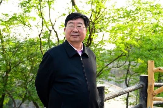 李锦(新华社高级记者)