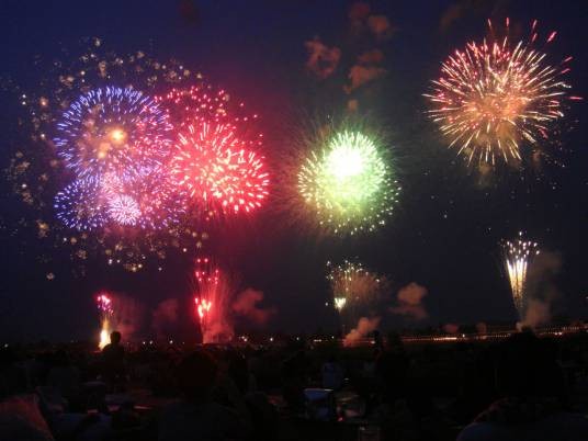 烟火大会（日本夏日庙会活动之一）