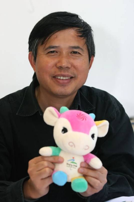 吴冠英