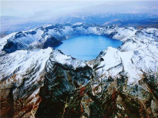 长白山天池火山（长白山脉中的火山）