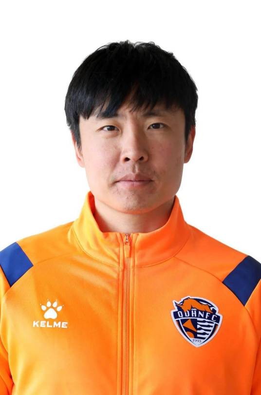 郑龙(中国足球运动员)
