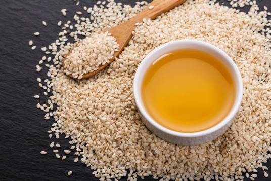 香油（芝麻中提炼出来的油）