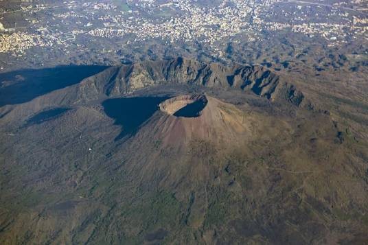 维苏威火山（意大利境内活火山）