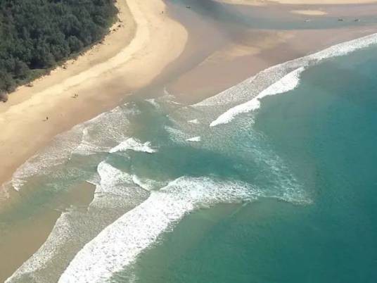 离岸流（一股射束似的狭窄而强劲的水流）