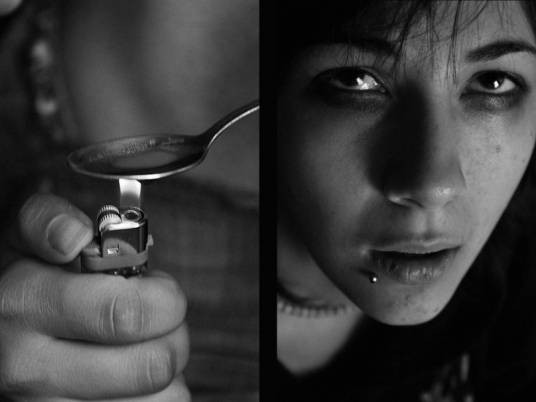 瘾君子（吸烟或吸毒上瘾的人）