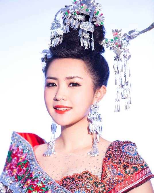 王馨（侗族女歌手）
