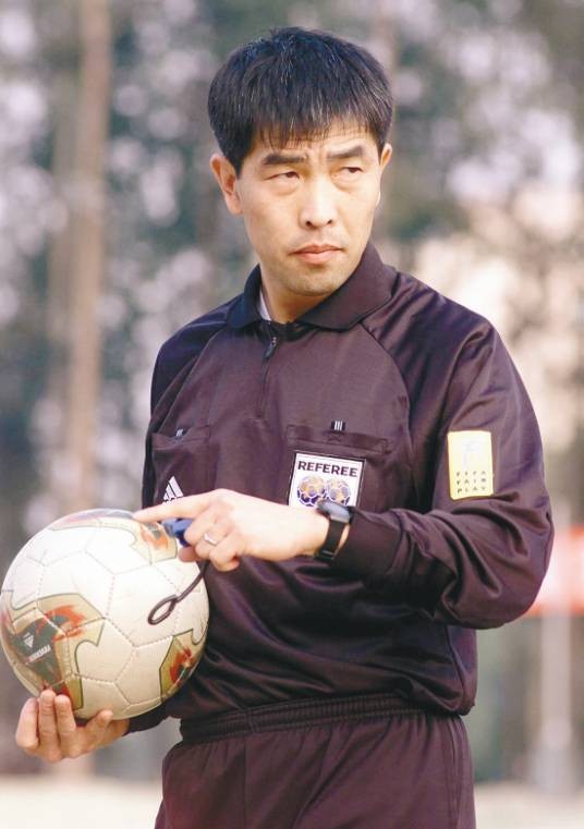 陆俊(1959年3月出生的前中国足球裁判员)