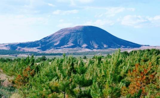 休眠火山（指有史以来曾经喷发过）