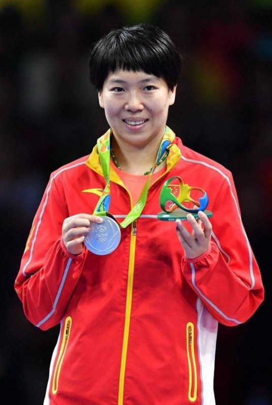 李晓霞（第十四届全国人大代表，中国女子乒乓球队队员，沈阳大学体育学院体育教育专业教授）