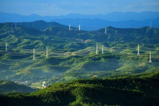 层峦叠翠