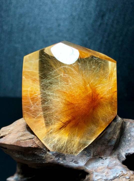 金发晶