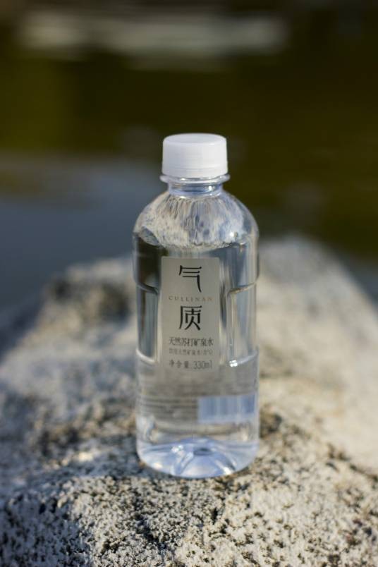 苏打水（碳酸氢钠的水溶液）