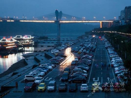 滨江路停车场