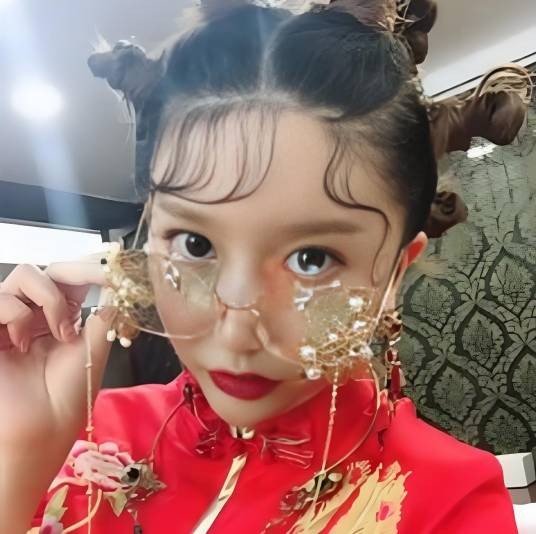 爱臭美的狗甜儿