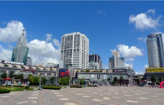 天一广场（宁波市的中心商业广场）
