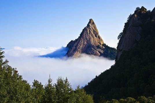 雾灵山（河北省和北京市境内的山峰）