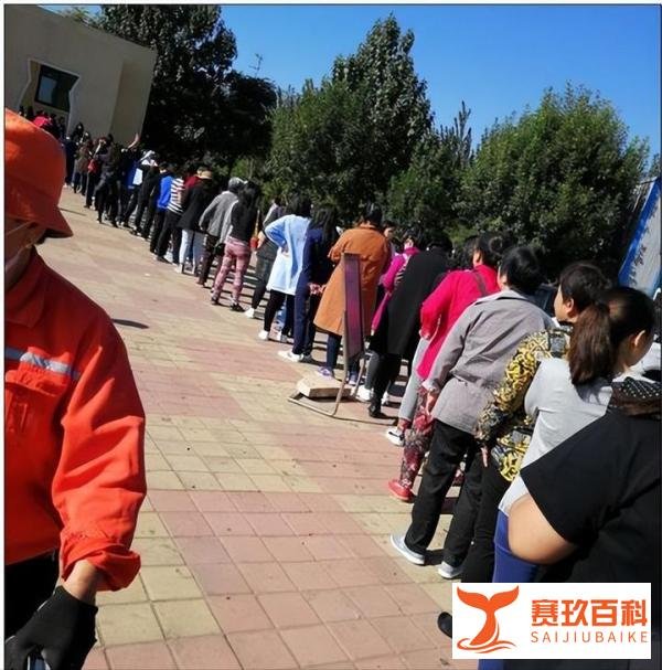 景区回应多名女子闯进男厕所方便:女性游客较多,会加强巡逻!