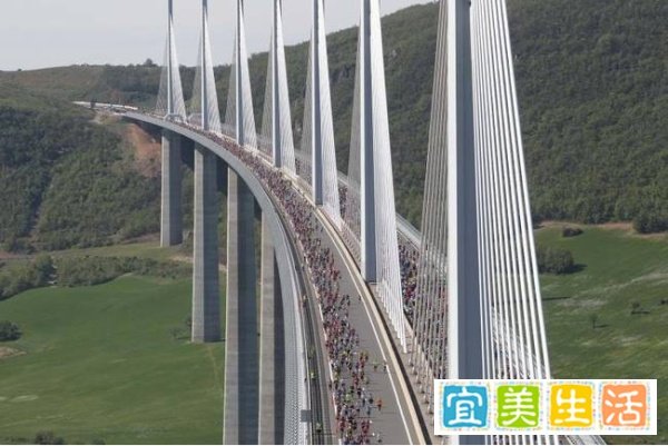 世界最美大桥：花31亿打造力学美学融合奇迹，每年吸引百万游客