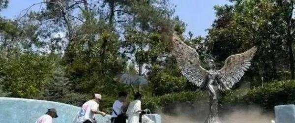 停止网暴!李玟雕像落成“烈士陵园”,被网友炮轰,官方马上回应