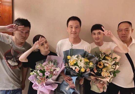 阿娇拆绷带后首露面拿手遮伤口，网友对此有何评价？