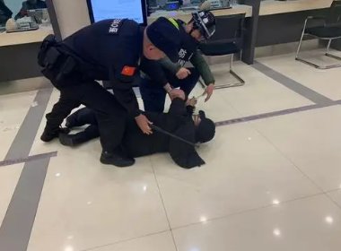 深圳警方通报一男子路口劫持人质,此男子为何这么做?