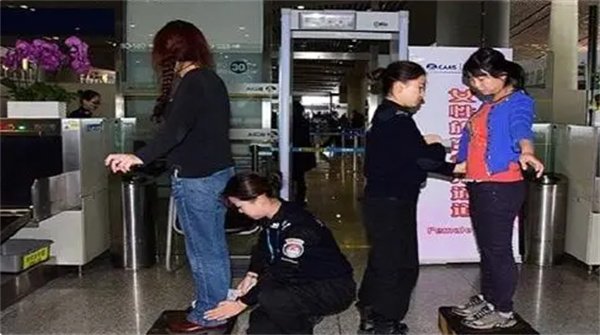 多人身体绑藏100斤牛肚入境被查 共计查获50.5千克