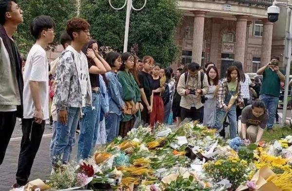 袁隆平雕像前布满花海 这是咋情况？