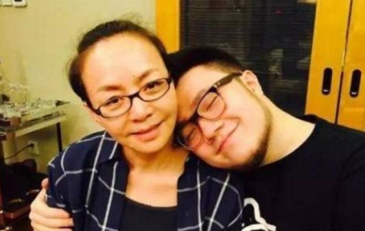 宋丹丹与“渣男”前夫英达之子，名字为什么叫巴图？