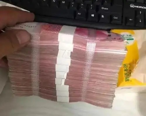 河南一医院救助流浪患者发现其腰缠28万现金，这些钱是从哪里来的？