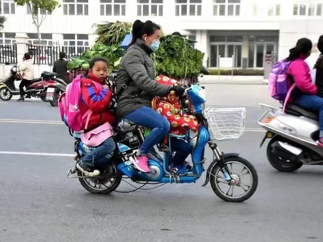 东营一店主着急送孩子误把顾客锁店里，你对此有何看法？