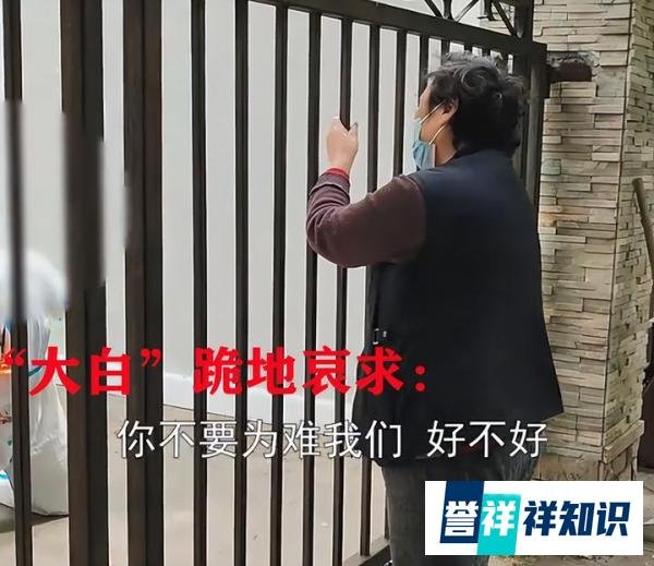上海小区老人出门看病，大白们跪地祈求，防控联动机制有待完善？