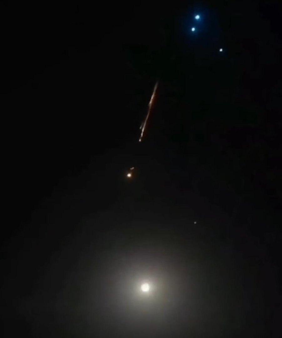 奇观！多个不同色发光体划过夜空，会是啥呢？