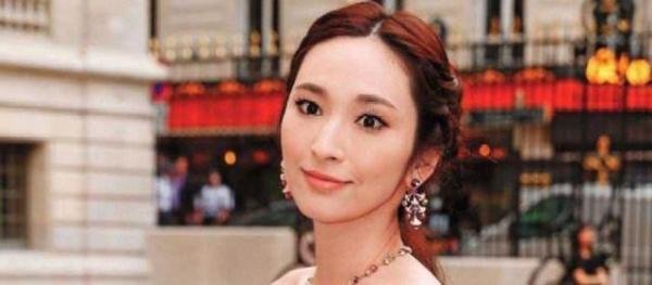 41岁女星吴佩慈，男友纪晓波被爆拖欠房租，曾幻想嫁入豪门