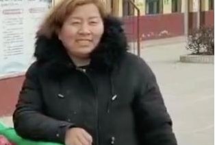 孩子进步家长送学校750斤蔬菜，学校是否值得我们更多的肯定？