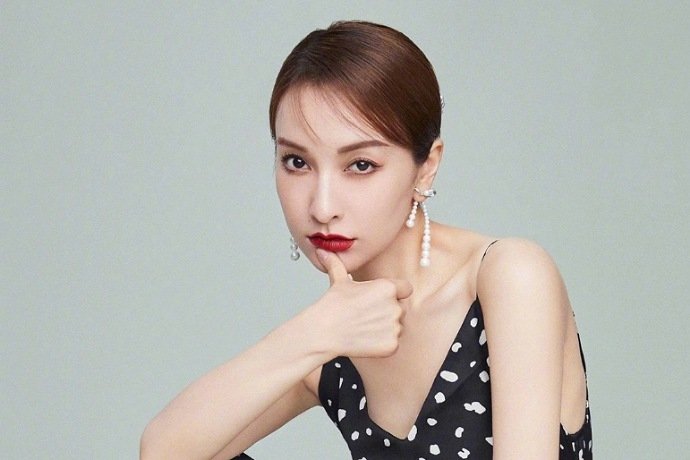 39岁潘玮柏官宣结婚,为何吴昕微博沦陷了?