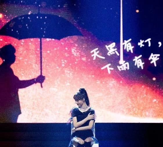 沈梦辰《乘风破浪》复活战，设计舞台安排杜海涛打伞，过分甜蜜