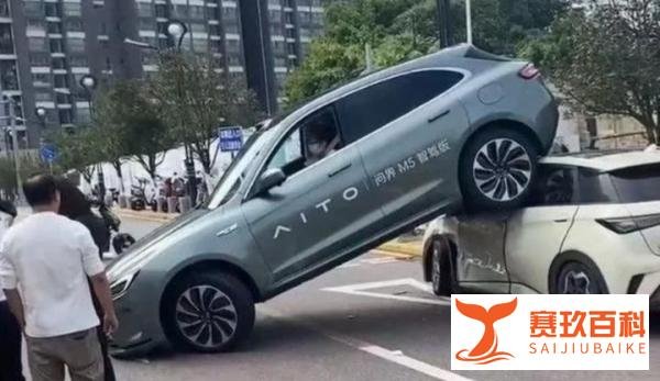余承东回应突发事件！女司机误把油门当刹车