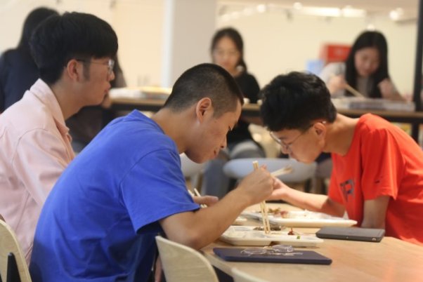 吉林长春一大学食堂着火一男生淡定捧碗吃饭,男生为何能这么淡定?
