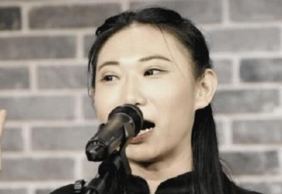 相声女演员王小遒因为一个包袱,直接殴打男演员,王小遒现状如何?