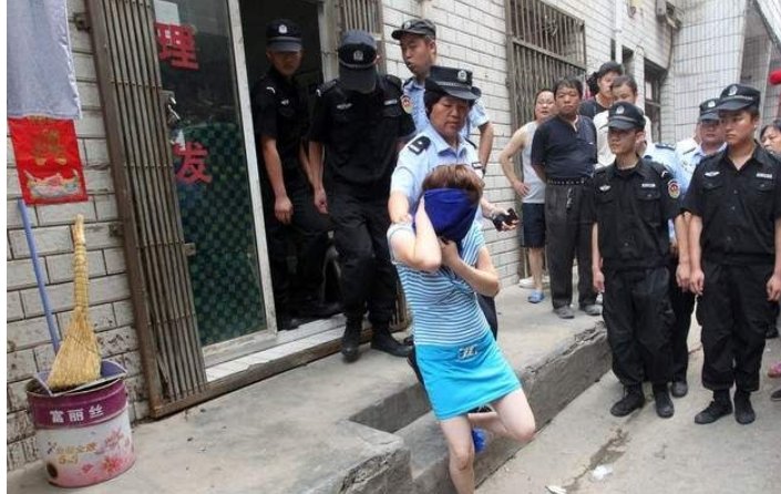 广西一女子因多次带男人钻进草丛而被群众举报，到底发生了什么事？