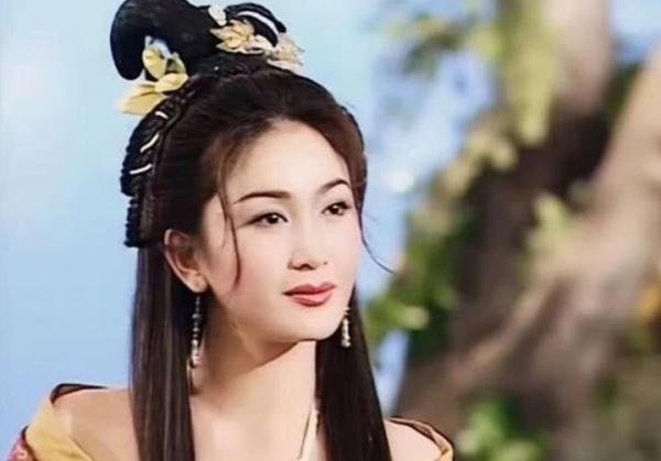 这次轮到51岁乌尔善翻车?九尾狐“袒胸露乳”,观众直呼辣眼睛