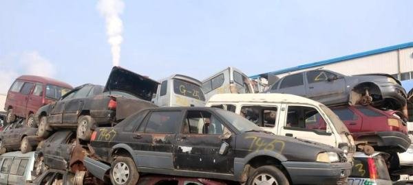 路边的僵尸车：卖废铁也有几千块，车主真的不要了吗？