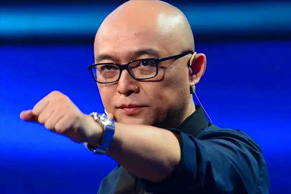 孟非在高尔夫球场做婚礼主婚人！曝出场费12万起，这样的出场费算高吗？