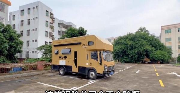 聪明!男子台风前把房车开到楼顶防水淹,网友:楼底会淹楼顶会飞