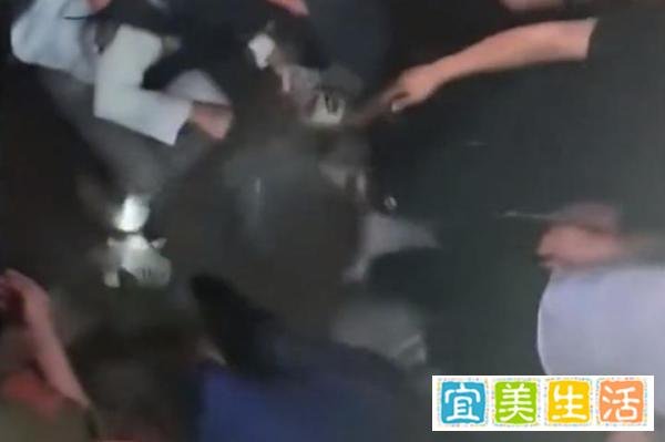 网传一女歌手山西演出时现场互动 遭数名男观众扯腿拽下舞台 疑似摔伤