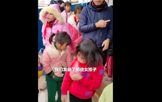 山村支教老师为何会给女生发卫生巾？