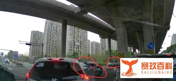 突发，视频实拍车祸现场瞬间，一辆特斯拉遭遇碰撞起火自燃了！
