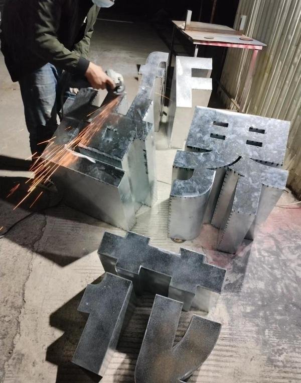 深圳斜坡字制作工厂景观字制作过程介绍