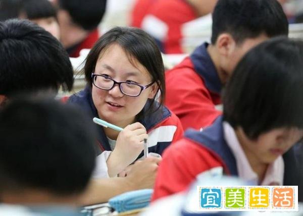 女儿高考630分单亲妈妈边笑边流泪:超出预估20分,笑着笑着就哭了