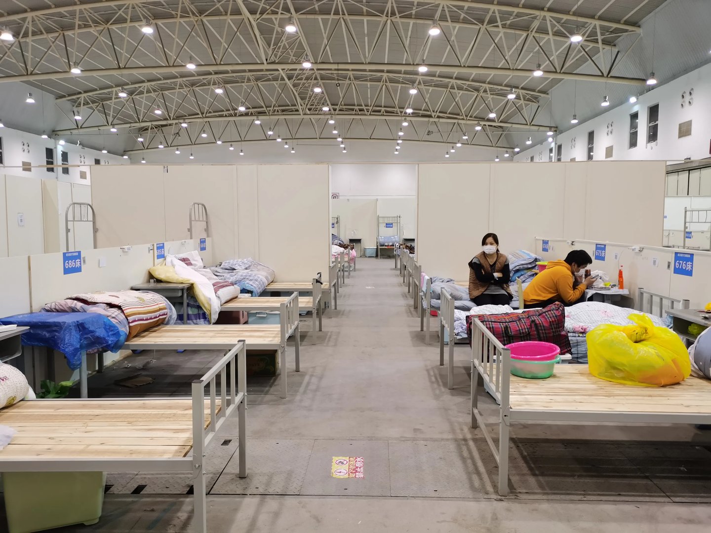 上海遭遇大风暴雨，有方舱严重漏雨，当地有关部门采取了哪些急救措施？